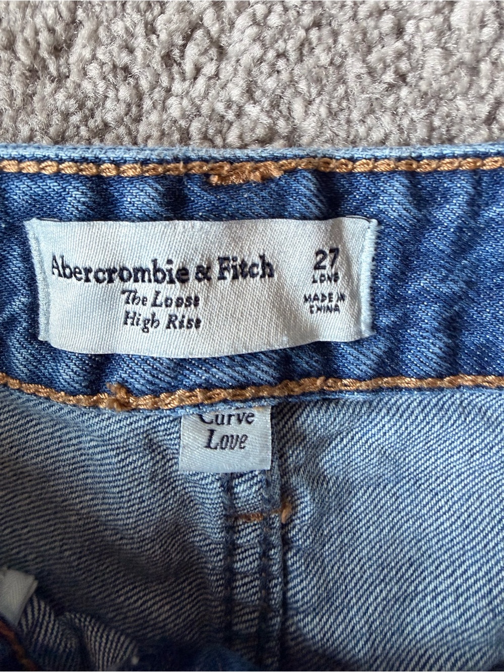 Abercrombie & Fitch Medium Wash Curve Love the Loose Jean, Size 27L - Picture 3 of 3